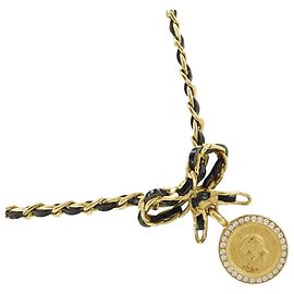 Collar de cinta con moneda de Chanel Dorado