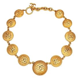 Collier médaillon Chanel CC doré en métal Bijouterie dorée