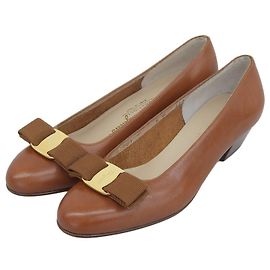 Pompes en cuir VARA de Salvatore Ferragamo Marron Bronze