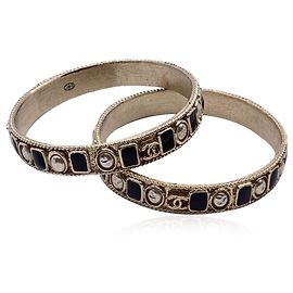 Chanel Conjunto de 2 pulseiras de bangles em metal dourado com pérolas de esmalte preto Dourado