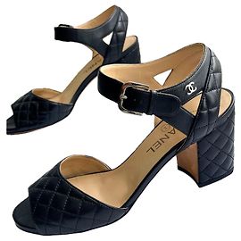Chanel sapatos pretos acolchoados com logo CC Preto