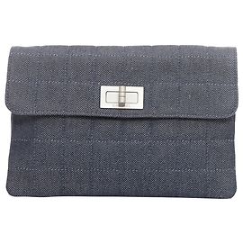 Chanel blaue gesteppte Schokoladenriegel-Clutch Blau