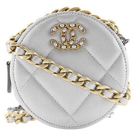 Clutch Redondo Chanel 19 em Couro Matelassê com Corrente Prata