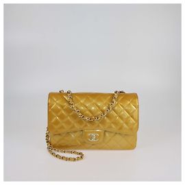 Bolsa clássica Jumbo em couro patente matelassado dourado Chanel com aba única Dourado