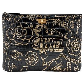 Chanel 19A Paris Nova Iorque Clutch Medium O em couro crocodilo embutido graffiti egípcio Preto Dourado Gold hardware