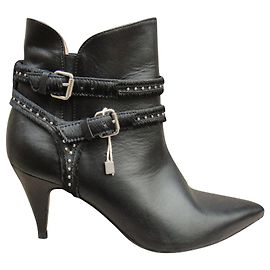 Botins Iro de couro preto com dupla fivela Preto