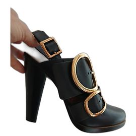 Escarpins Chloé en cuir noir avec bride et boucles dorées Noir