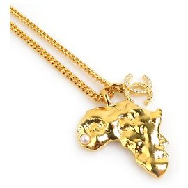 Colar de ouro Chanel com marca Coco e motivo africano Dourado