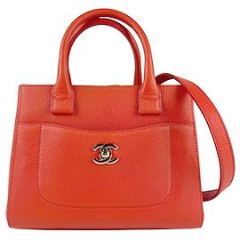 Sac à main en cuir Chanel Neo Executive Tote Rouge