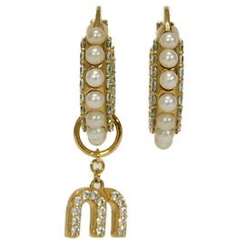 Brincos assimétricos de pérolas e cristais M Logo da Miu Miu Dourado Metálico