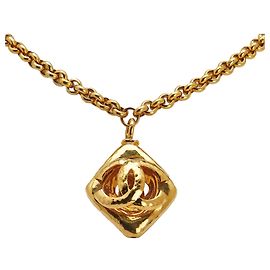 Colar pendente em ouro dourado com corte de diamante CC da Chanel Dourado