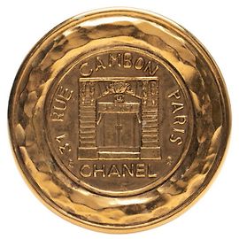 Runde vergoldete Brosche Chanel 31 Rue Cambon Paris Golden