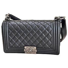 Bolsa Boy média em couro envelhecido acolchoado preto com corrente da Chanel Preto