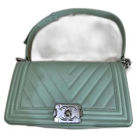 Bolsa Boy Flap Média em Couro Matelassé Verde Envelhecido com Corrente da Chanel Verde