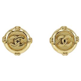 Pendientes vintage CC de clip de metal de Chanel Dorado