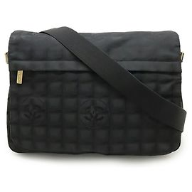 Bolsa de ombro da nova linha de viagem da Chanel Preto
