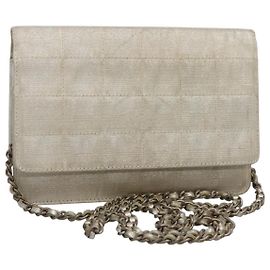 Chanel Reise-Linie Geldbörse mit Kette aus gestepptem Nylon Silber