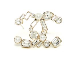 Broche CC Chanel 2021 com Pedras Irregulares e Pérolas em Metal Dourado Dourado