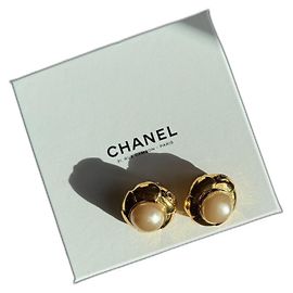 Clips d’oreilles Chanel Vintage – Métal doré & perle baroque Doré Crème