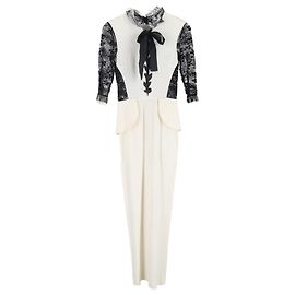 Vestido maxi em viscose preto e branco com detalhe de laço em renda de Alessandra Rich Branco Cru