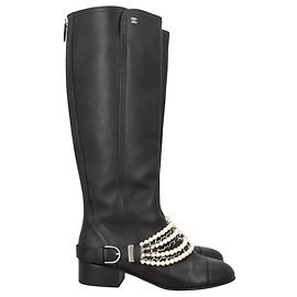 BOTAS ALTAS DE CUERO NEGRO CON CADENA DE PERLA CHANEL 18A HAMBURG EU 41 Negro