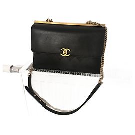 Bolso Chanel de cuero liso negro con cierre CC dorado Negro