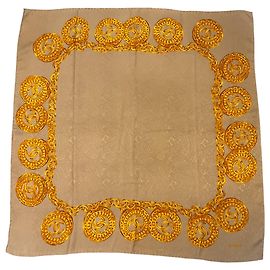 Bufanda cuadrada de seda twill con estampado de cadena Chanel topo / oro Beige