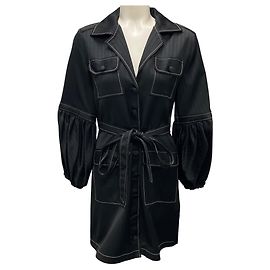 Vestido mini de cetim preto com mangas longas e botão com cinto Alexis Preto