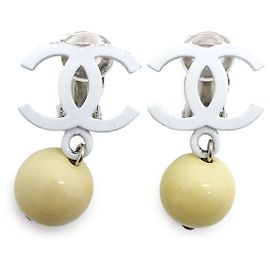 Chanel CC Logo Clip-On Ohrringe Weiß