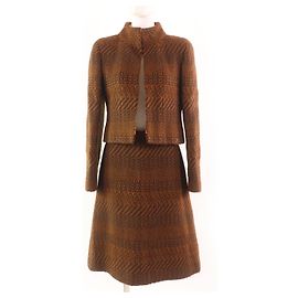 Conjunto de dos piezas de tweed COCO de Chanel Castaño
