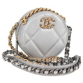 Clutch Redonda Chanel 19 em Couro Matelassê com Corrente Prata