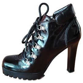 BOTTINES EN CUIR LAQUÉ 'SAINT MORITZ' DE DSQUARED2. Noir