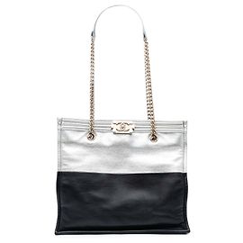 Chanel Grande Tote Boy Bicolor Metálico em Couro de Cabra e Couro de Bezerro Prata Prata
