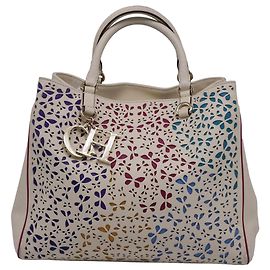 Bolsa de mão em couro multicolorido com detalhe de borboleta perfurado da Carolina Herrera Multicor
