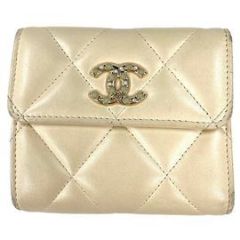 CHANEL Matelassé Tri-fold Geldbörse aus weißem Lammleder Weiß