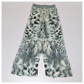 Calça curta de seda com estampa de leopardo multicolorida Camilla Multicor Estampa de leopardo