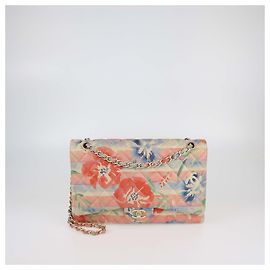 Bolso clásico maxi de cuero acolchado con estampado floral multicolor de Chanel Multicolor