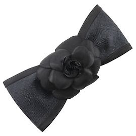 Barrette en ruban Camélia de Chanel Noir