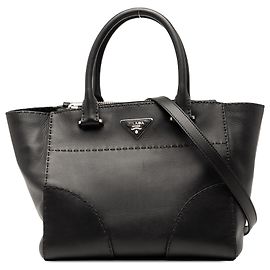 Borsa Prada nera in vitello piccolo, modello City, con tasche gemelle cucite. Nero
