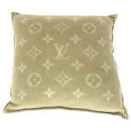 Coussin Monogram Louis Vuitton Automne/Hiver 2023 Blanc Beige