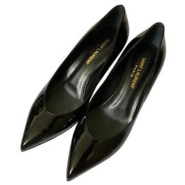Yves Saint Laurent Escarpins en cuir verni KITTEN 50 de Saint Laurent Paris Noir