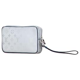 Louis Vuitton-Clutch Alpha Satellite Monograma Cinza Louis Vuitton-Marrom