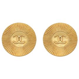 BOTÕES DE MANCHETES VINTAGE CHANEL 1970 LOGO CC METAL DOURADO Dourado