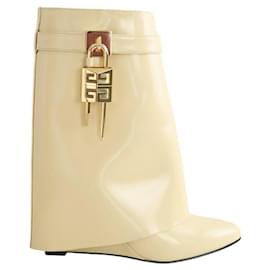 Givenchy Botas Shark de couro bege com fivela Bege