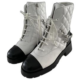 Bottines Chanel en cuir blanc à lacets Blanc