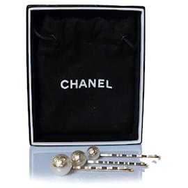 Chanel, Set aus 3 CC-Haarspangen mit Kunstperlen Weiß Golden