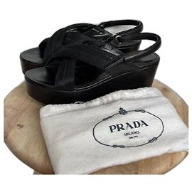 Sandales à plateforme compensée Prada en cuir noir Noir