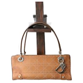 Modelo Lady Dior da Dior em couro camelo com costura branca Camelo