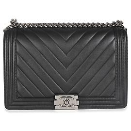 Sac Boy Medium en cuir de veau noir matelassé en chevrons Chanel Noir