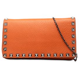 Clutch Valentino em couro de bezerro laranja texturizado com corrente Rockstud Laranja